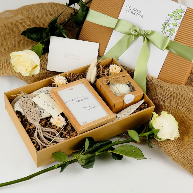 stacja-prezent-splot-szczescia-prezent-dla-kobiety-zestaw-handmade-naturalne-produkty.jpg